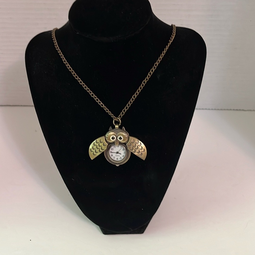 Hooter owl neckless watch pendant white dial bronze tone 30” chain wings open